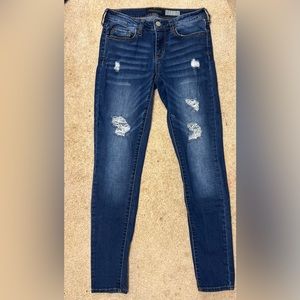 Great fit skinny jeans! Distressed small 2-6